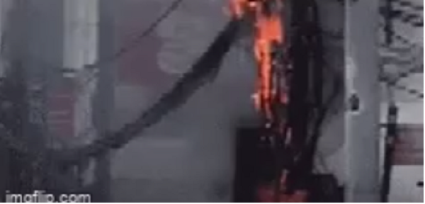 Video: Cột điện cháy đùng đùng sau hàng loạt tiếng nổ ở Bình Dương, người dân hoảng loạn bỏ chạy