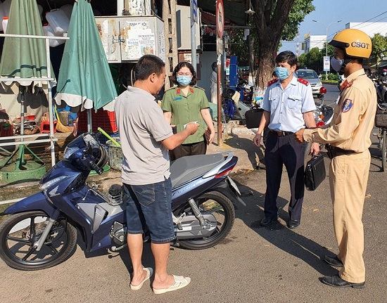 Không đeo khẩu trang khi ra đường, nhiều người ở Tây Ninh bị phạt 200.000 đồng