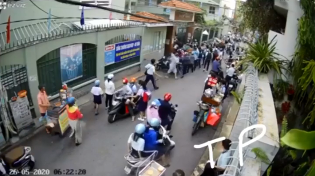 Video: Khoảnh khắc cây phượng bật gốc, đổ đè 18 học sinh thương vong ở Sài Gòn