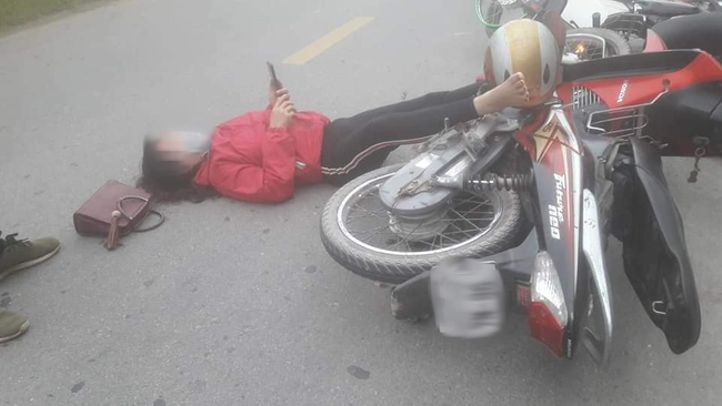 Va chạm giao thông, đôi nam nữ nằm bệt xuống đường, hành động của họ sau đó lại gây tranh cãi kịch liệt