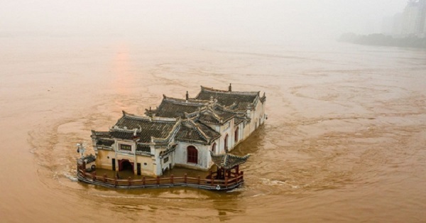 Ngôi chùa cổ 700 tuổi gồng mình giữa dòng nước lũ trên sông Dương Tử, vẫn vững chắc qua bao đợt thiên tai