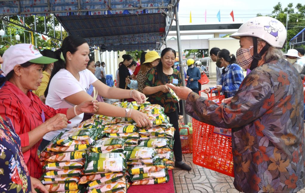 Phiên chợ 0 đồng hỗ trợ người nghèo xã Phước Hưng, huyện Long Điền