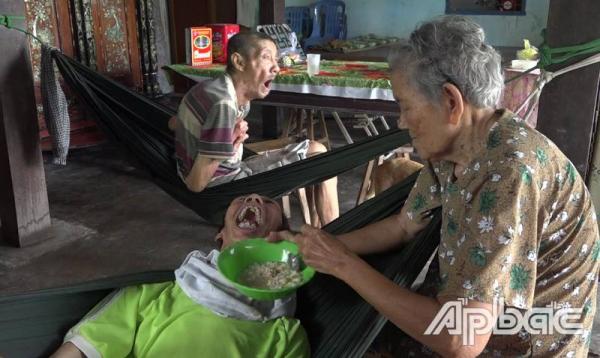 Tiền Giang: Xót xa cụ bà 90 tuổi hơn 60 năm nuôi 2 con tật nguyền, nghễnh ngãng