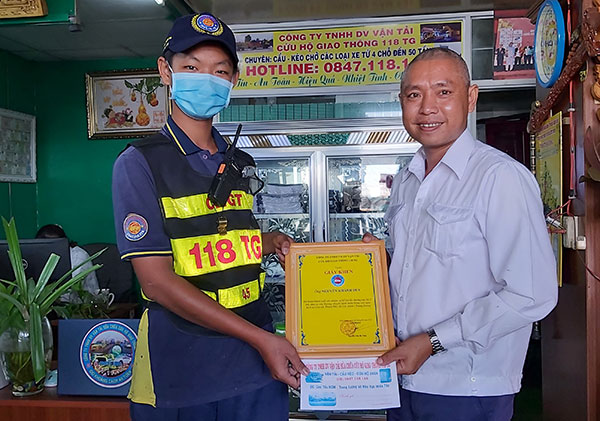 Tiền Giang: Khen thưởng nhân viên cứu hộ chạy bộ 2 km “giải cứu” xe cứu thương