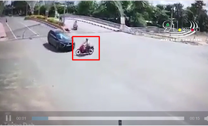Video: Người đàn ông bị ô tô tông ngã văng khi phóng nhanh qua ngã tư