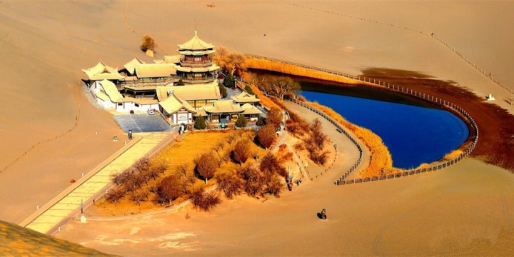 ‘Hồ mặt trăng’ nổi lên giữa sa mạc lớn nhất châu Á thu hút khách bốn phương