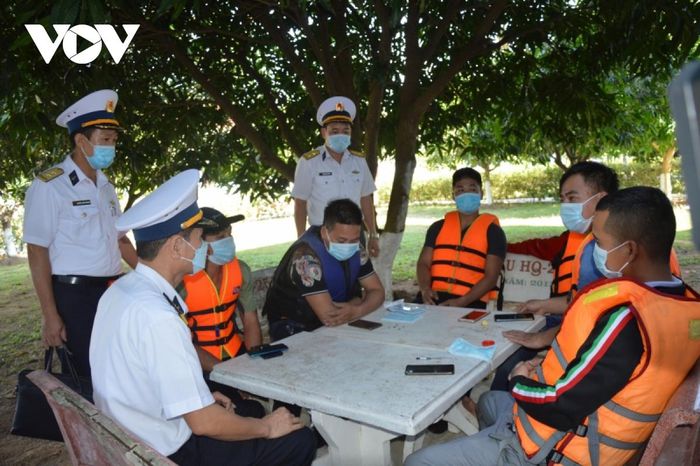 Cứu 6 ngư dân trên tàu cá bị sóng đánh chìm ở Kiên Giang