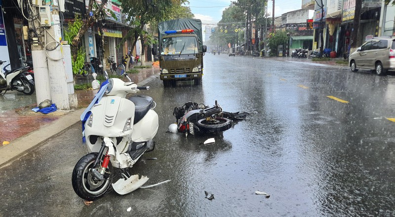 Tiền Giang: Thanh niên đi xe máy lấn làn tông xe tay ga khiến một phụ nữ bị thương nặng