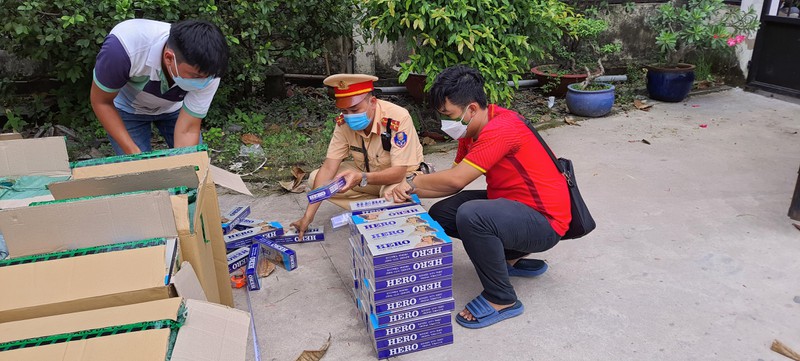 Tiền Giang: Bắt giữ xe tải chở 33.000 bao thuốc lá ngoại nhập lậu