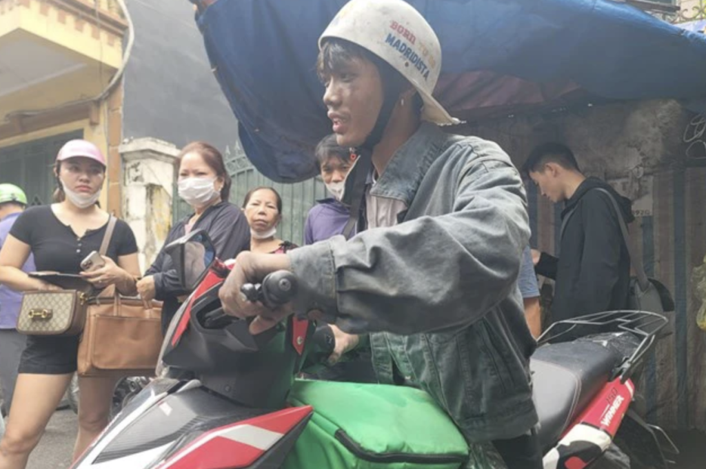 Thanh niên đang đi ship hàng, vội đến c:ứu nhiều người trong v:ụ cháy tại Hà Nội