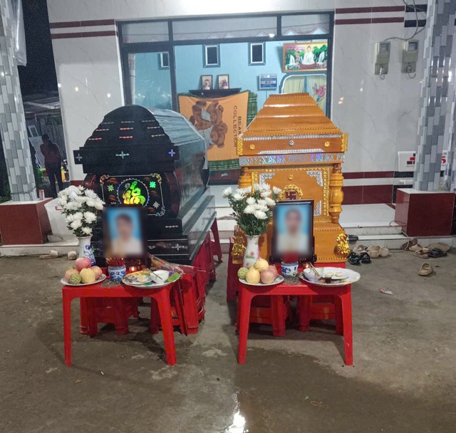 Đôi vợ chồng t/ử v/ong khi đưa con đi khám b/ệnh: Xó/t xa c/ảnh đá/m tang kh/ông kèn trống, phải tổ chức nhờ bên nhà người thân, 2 con thất thần bên linh cữu