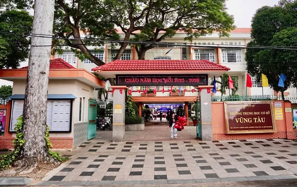 N:ổ lớn kèm chập điện trong giờ học, 1.400 học sinh Trường THCS Vũng Tàu phải sơ tán khẩn cấp