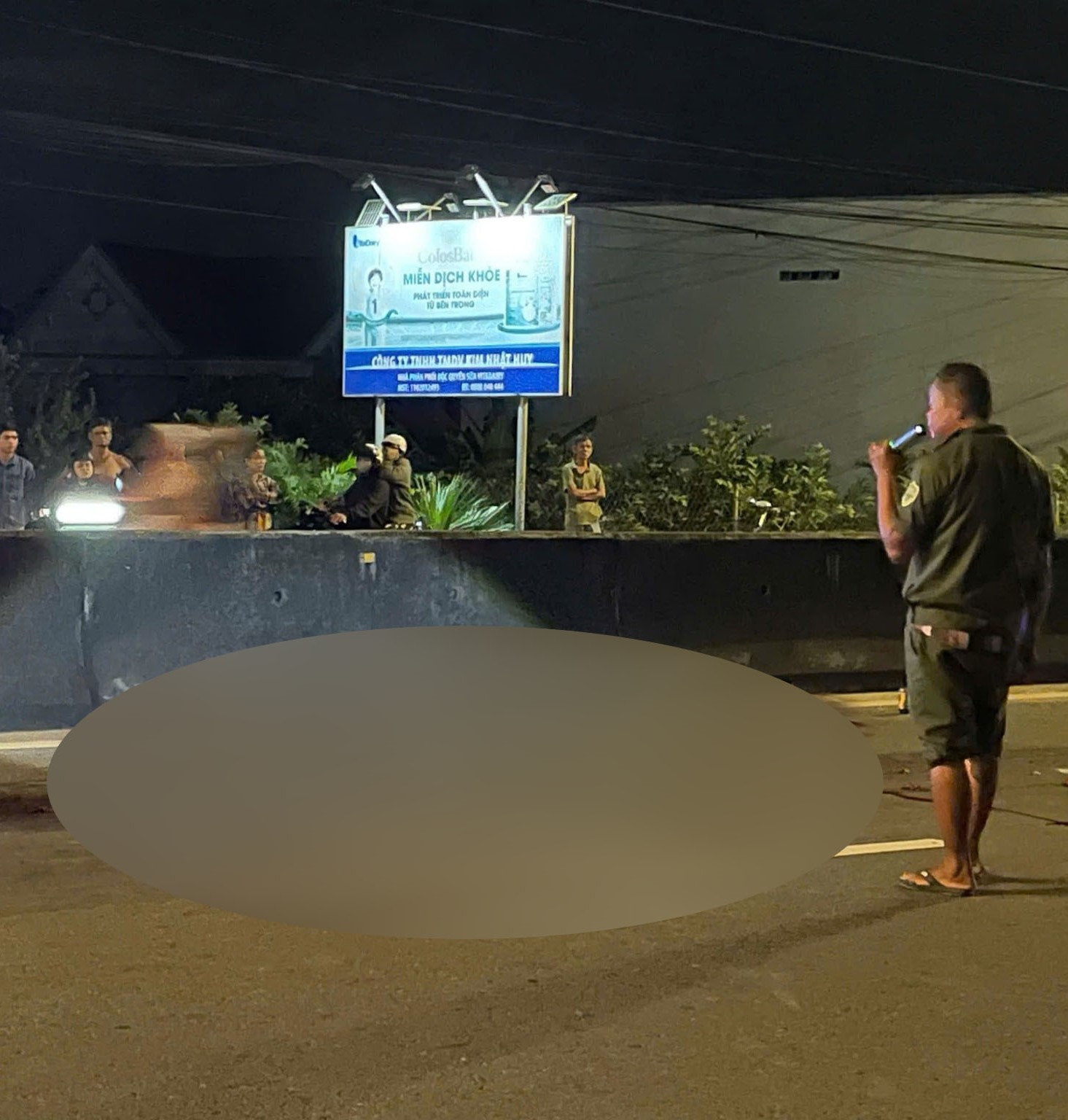 Nam thanh niên “Bất ngờ” nhảy ra trước xe tải, v;ă;n;g ra đường, người ch.ia đ.ôi