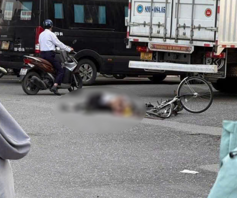 Bé gái tiểu học bị xe tải t.ô.ng tuvong trên đường đi học, nằm bơ vơ 1 mình giữa dòng người