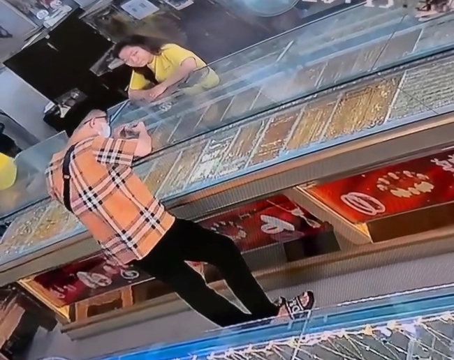 Clip 40 giây ghi lại cảnh tiệm vàng ở phường An Phú, TP HCM bị c**p