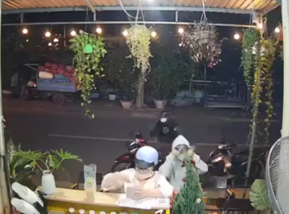 Vjdeo thanh njen cuỗn mất con xe trong vòng mấy giây