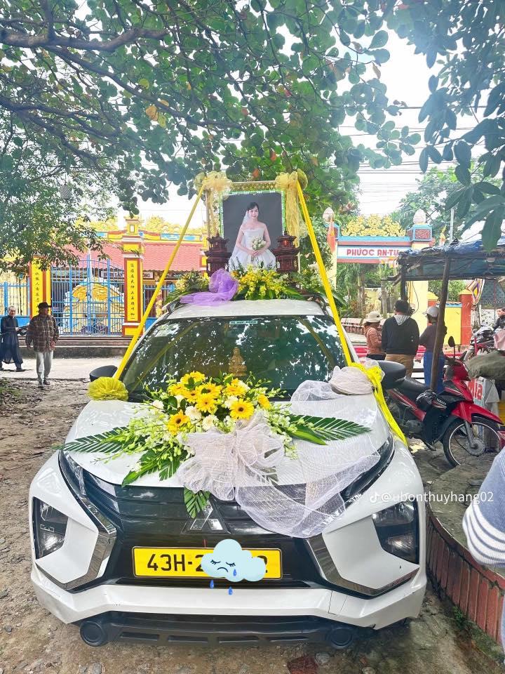 Chú rể dùng ảnh cưới của cô dâu đặt lên xe tang ở Huế: Nhói lòng câu chuyện phía sau