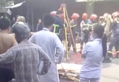 Hai công nhân t;;;u’ v;;;0nq dưới cống ở TP HCM