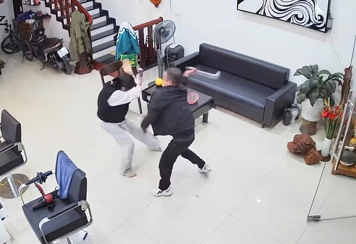 Chồng tr;;uy s;;á;t vợ và con gái tại tiệm tóc ở Bắc Ninh