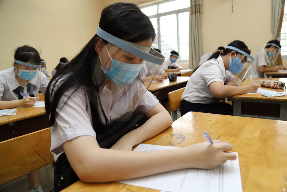 Học sinh đeo nón chắn giọt bắn có thể bị đau đầu, mỏi mắt, cận thị