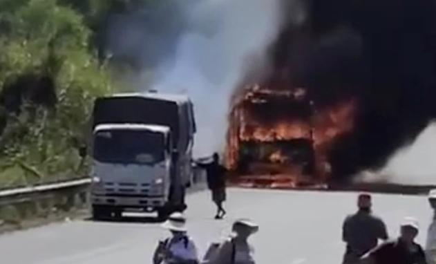 Xe khách cháy ngùn ngụt trên cao tốc TPHCM – Long Thành, 22 người kịp thoát