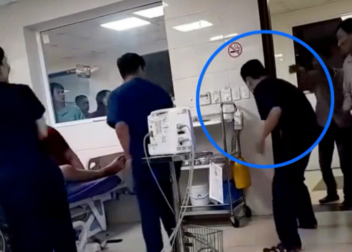 Người nhà đánh mắng bác sỹ cấp cứu, dân mạng giận dữ: ‘Họ đang hại con mình’