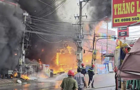‘Biển lửa’ bao trùm siêu thị điện máy Xanh giữa trưa, nhân viên hoảng loạn tháo chạy