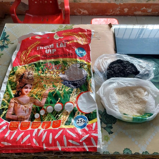 Xôn xao nghi vấn gạo giả, cháy thành than khi rang, trên bao bì có dòng chữ ‘lạ’