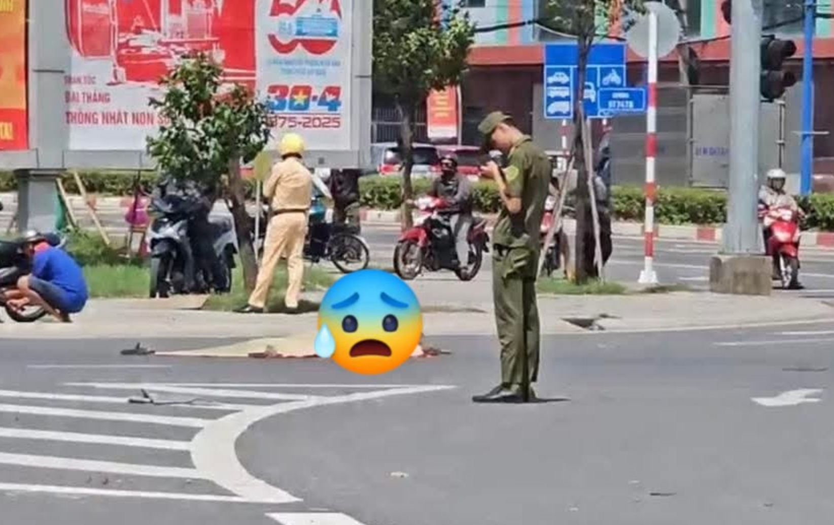 Lại Vòng xoay Kim Hằng, TPHCM . 2 người nữ đi xe máy vacham với xe tải, khiến 1 nữ tuvong tại chỗ.