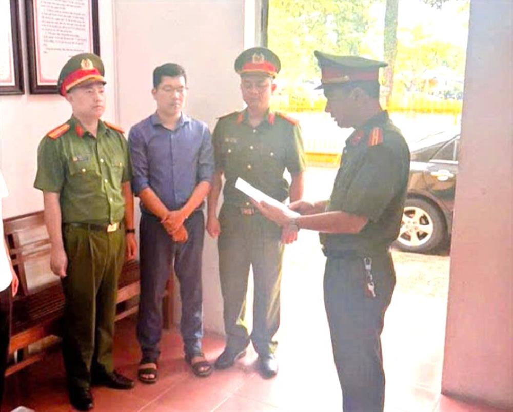 Kế toán trường cấp 2 thu BHYT của 523 học sinh tổng cộng gần 500 triệu đồng, nhưng chỉ nộp 200 em, còn lại giữ tiêu xài