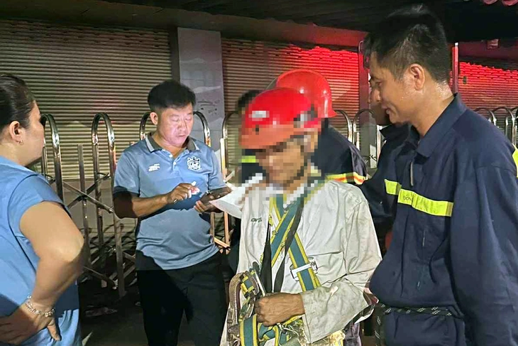 Giải cứu người đàn ông mắc kẹt trên bảng quảng cáo cao 15 m