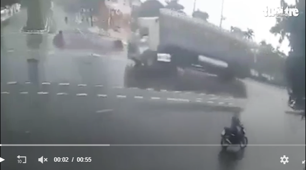 Vụ xe đầu kéo chở gỗ lật, đè tuvong thiếu niên 16 tuổi ở Đắk Lắk: Camera ghi lại cảnh đau đớn