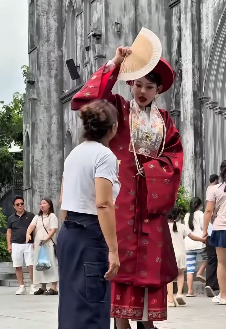 Ngân 98 bị đuổi khỏi Nhà thờ Lớn Hà Nội: Công an vào cuộc xác minh