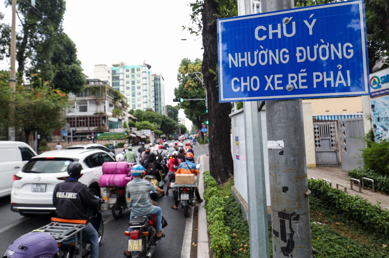 Cho rẽ phải khi đèn đỏ ở TP.HCM: Không ai nhường, người đi đường bức xúc