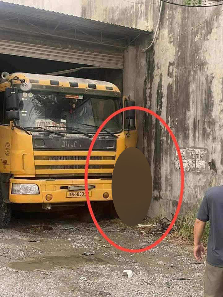 Tài xế xe tải khi mở cửa xuống xe thì bị chính xe của mình theo đà lùi ép vô tường dẫn đến tuvong..