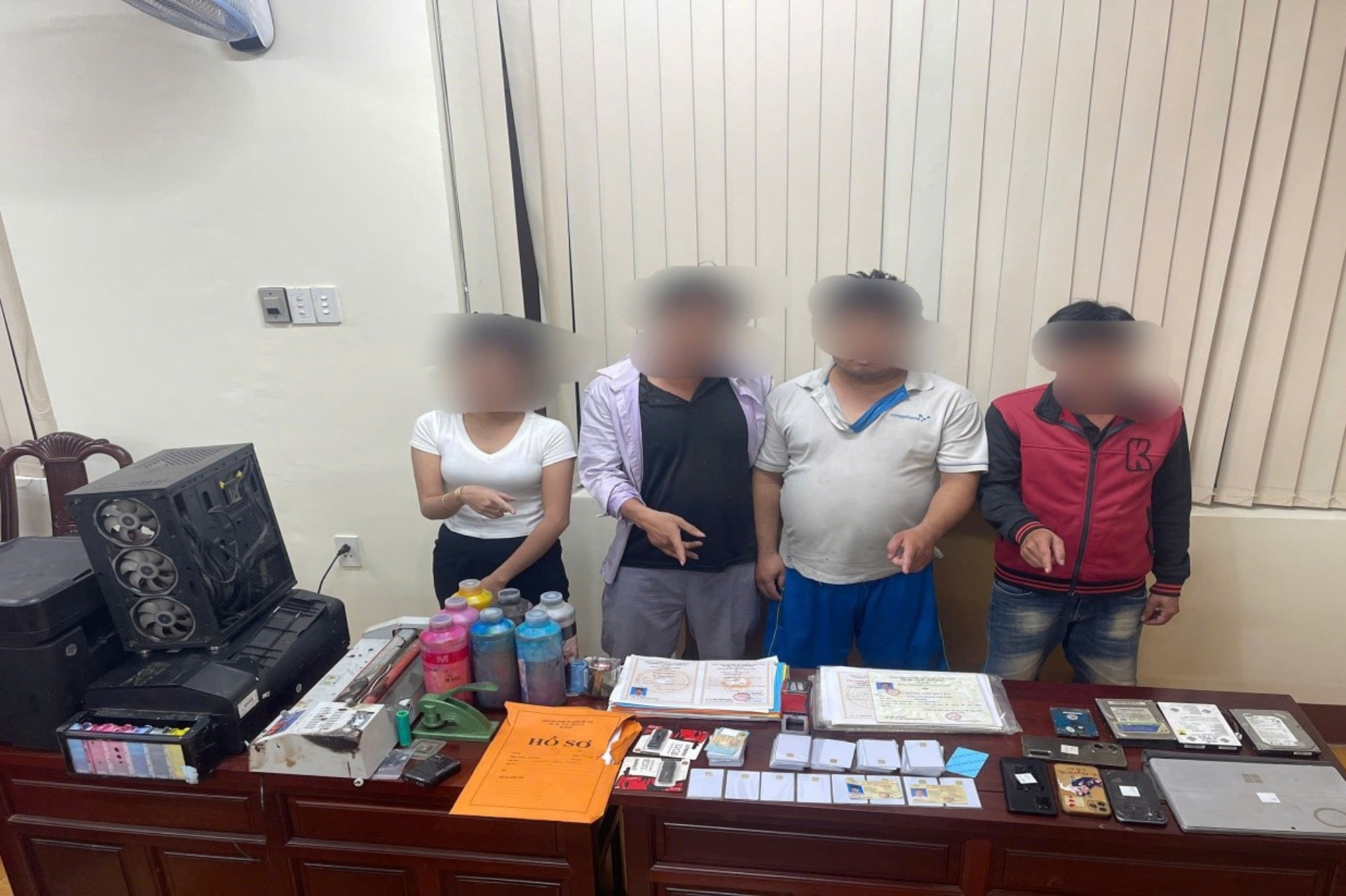 Đồng Nai: Tri.ệt ph.á ‘l.ò’ làm g.iả hàng trăm sổ đỏ, giấy phép lái xe, khám sức khỏe