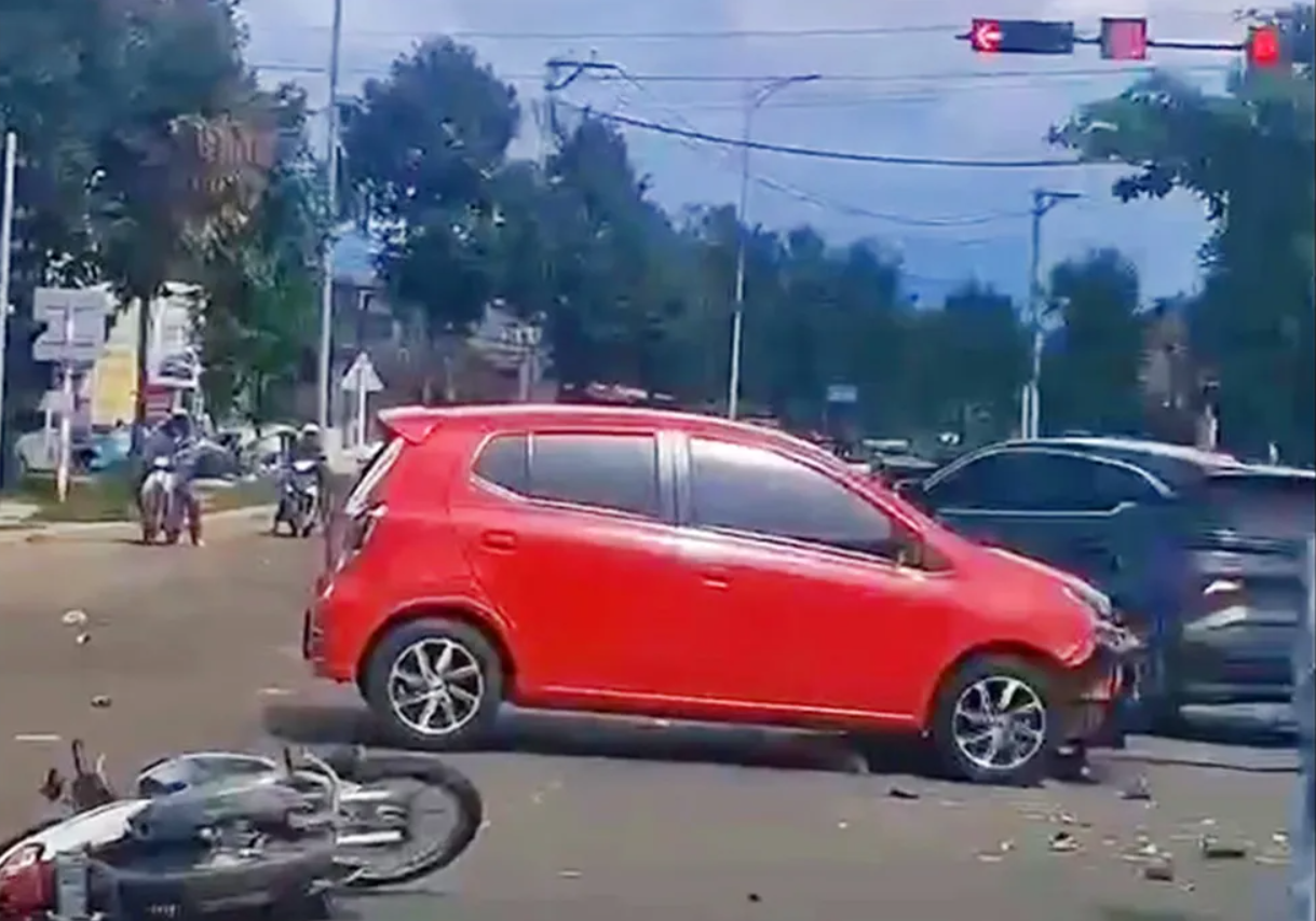 CLIP: Xe con tô.ng liên hoàn nhiều phương tiện đang dừng đèn đỏ ở Gia Lai