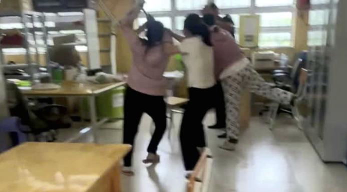 Vjdeo lùm xùm giữa thầy giáo dạy quốc phòng vs học sjnh