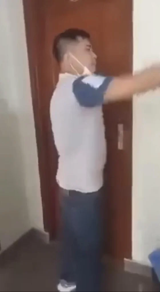 Vjdeo ck dắt theo hai con tìm thấy vk đang dạy một ông sn1965 trong ks.