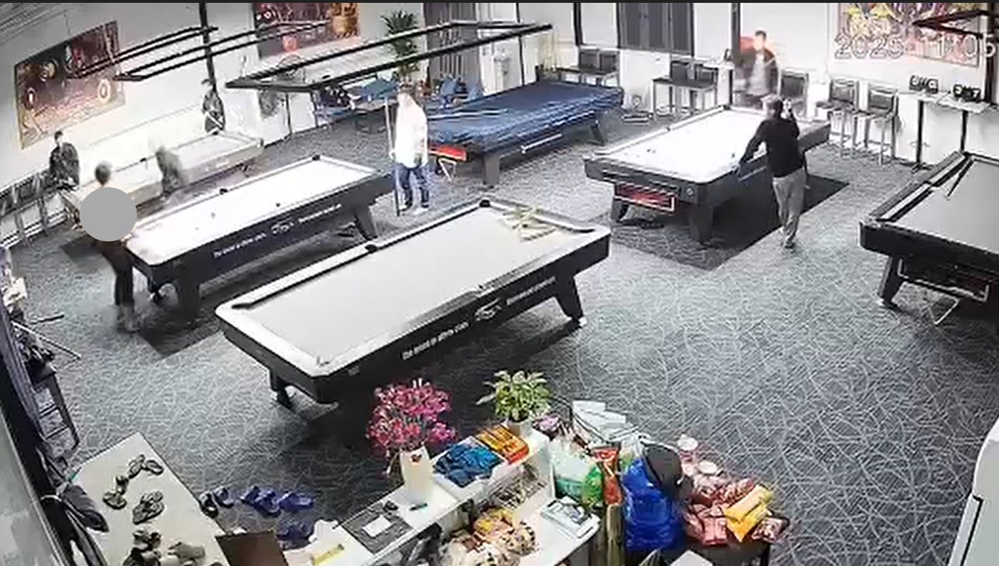 bida 2 thanh niên lao vào bem nhau