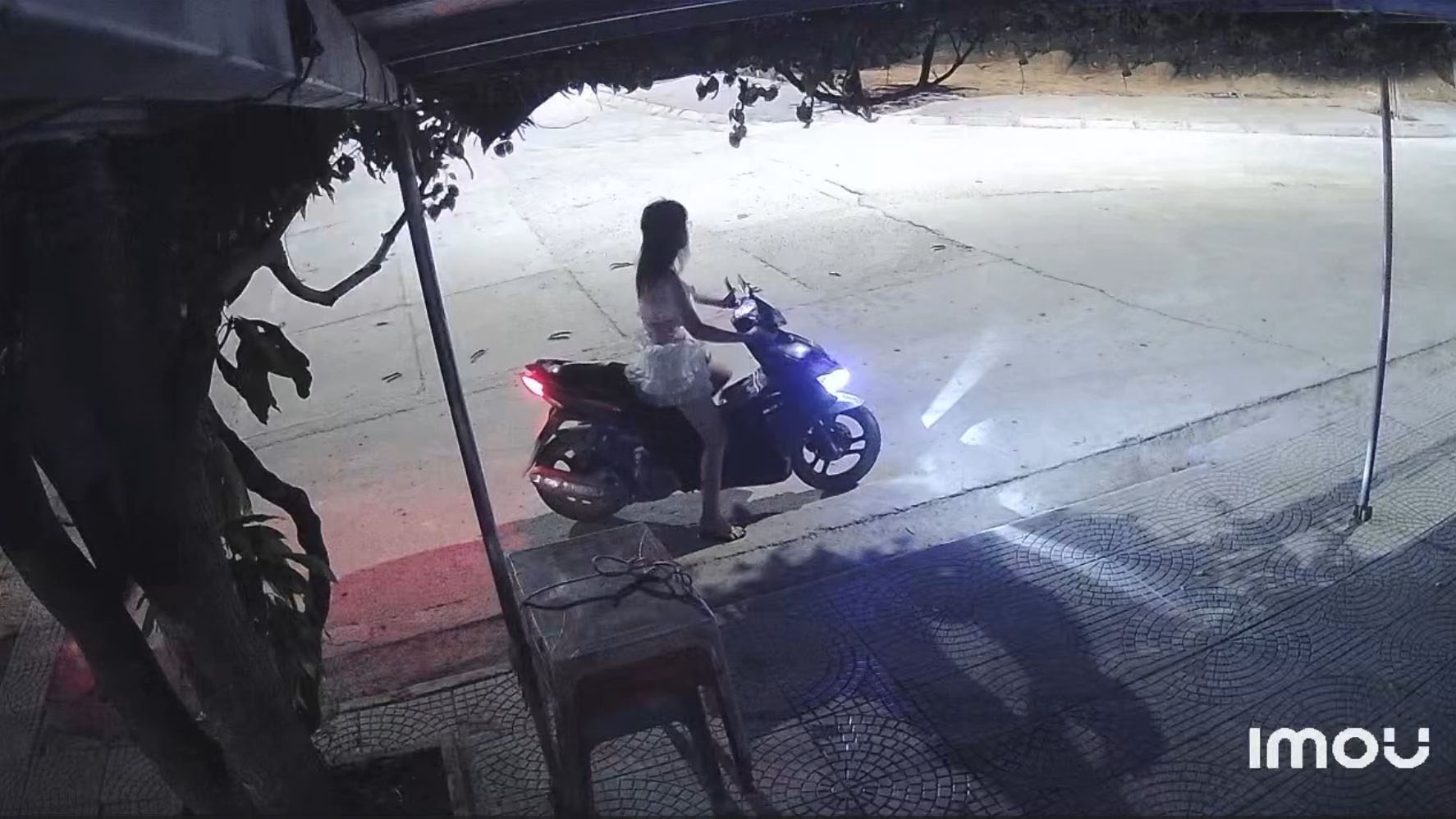 Video cô gái dừng xe “p;;hóng uế” ngay trước cổng nhà người khác