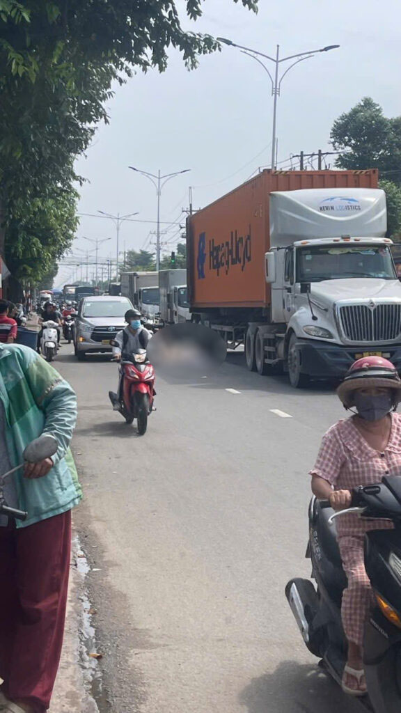 Video nam shipper bị xe container cán nát 👦, v.ă.n.g 🧠 – Cân nhắc khi xem