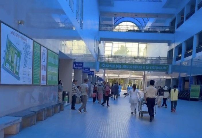 Nam thanh niên từ bên ngoài đi vào Bệnh viện Bà Rịa rồi bất ng;ờ n;;;;h;;ảy từ tần;g 3 x;;uống