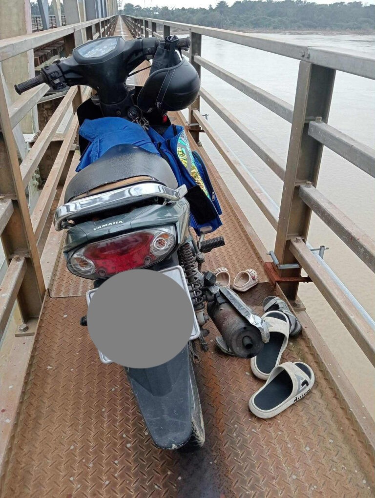 Cha “ôm 2 con”…..