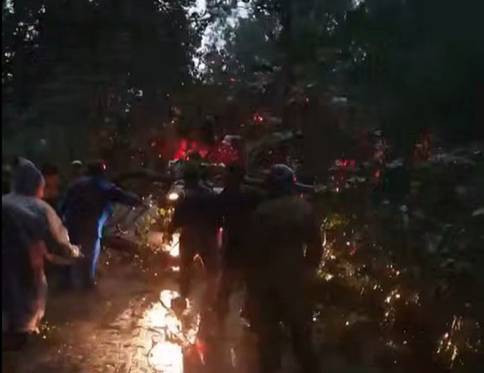 Bão số 13 vào sâu Gia Lai và Đắk Lắk, nhiều nhà sập và cây lớn bật gốc