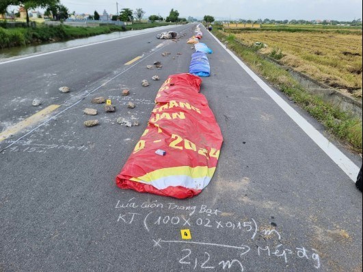 K/hởi t/ố người phơi lúa trên đường, sử dụng luật để xây dựng văn minh giao thông