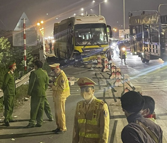 Vjdeo Xe khách tông hai người t*v0ng trên cầu