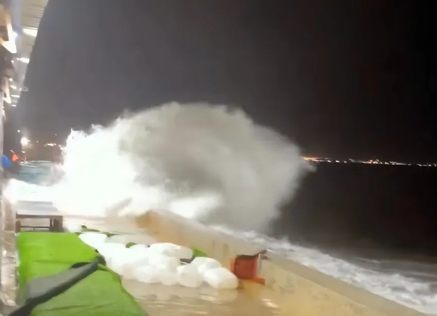 Cảnh báo khẩn: Sóng lớn liên tục đánh vào bờ kè Mũi Né gây hư hỏng nghiêm trọng