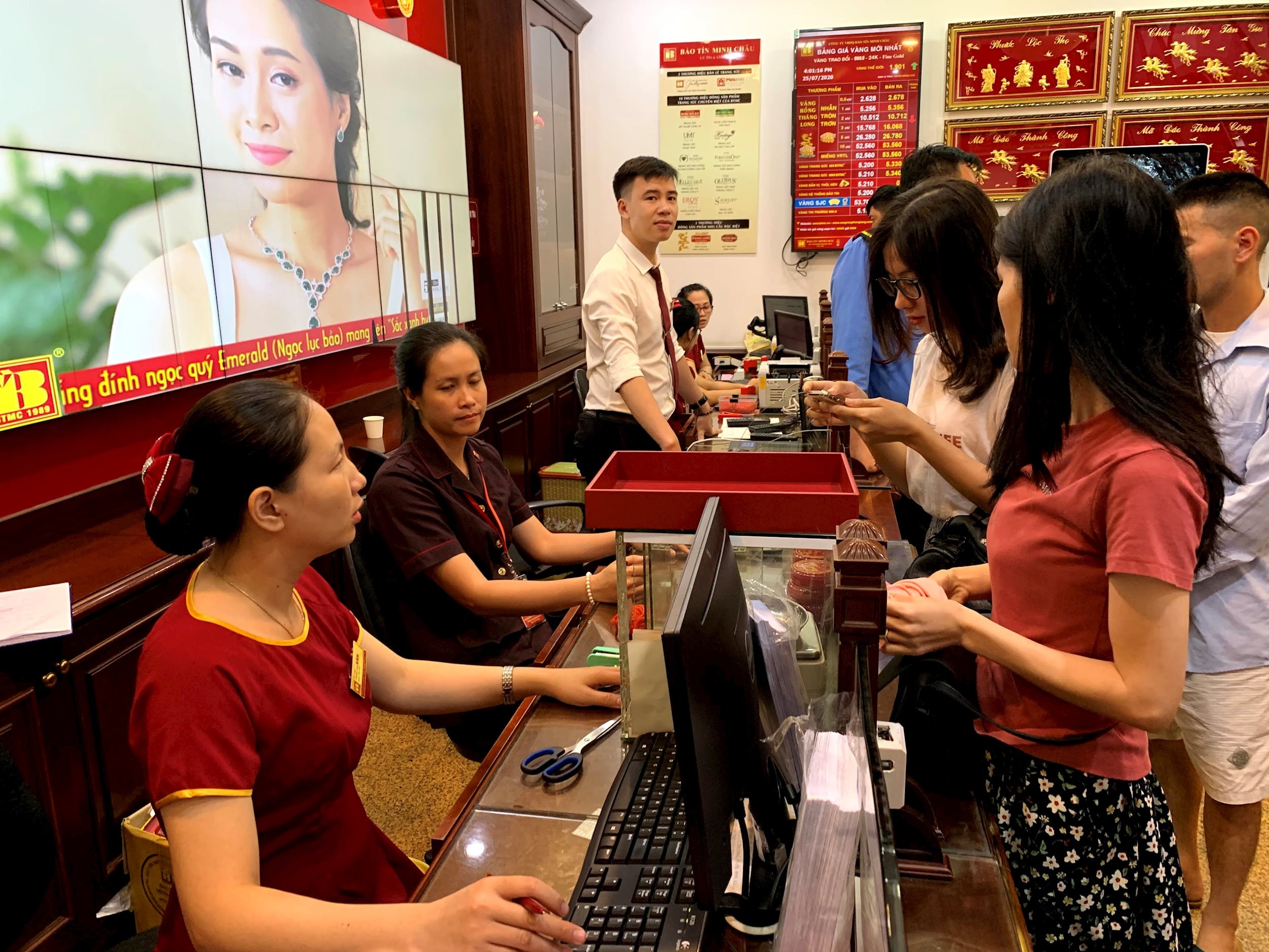 Giá vàng chiều nay 17/11/2025: Bảng giá vàng SJC PNJ ACB, vàng nhẫn BTMC, vàng thế giới