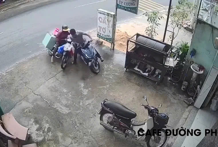 Vjdeo thanh njen kiếm chuyện với cô bán đồ ăn dạo và cái kết